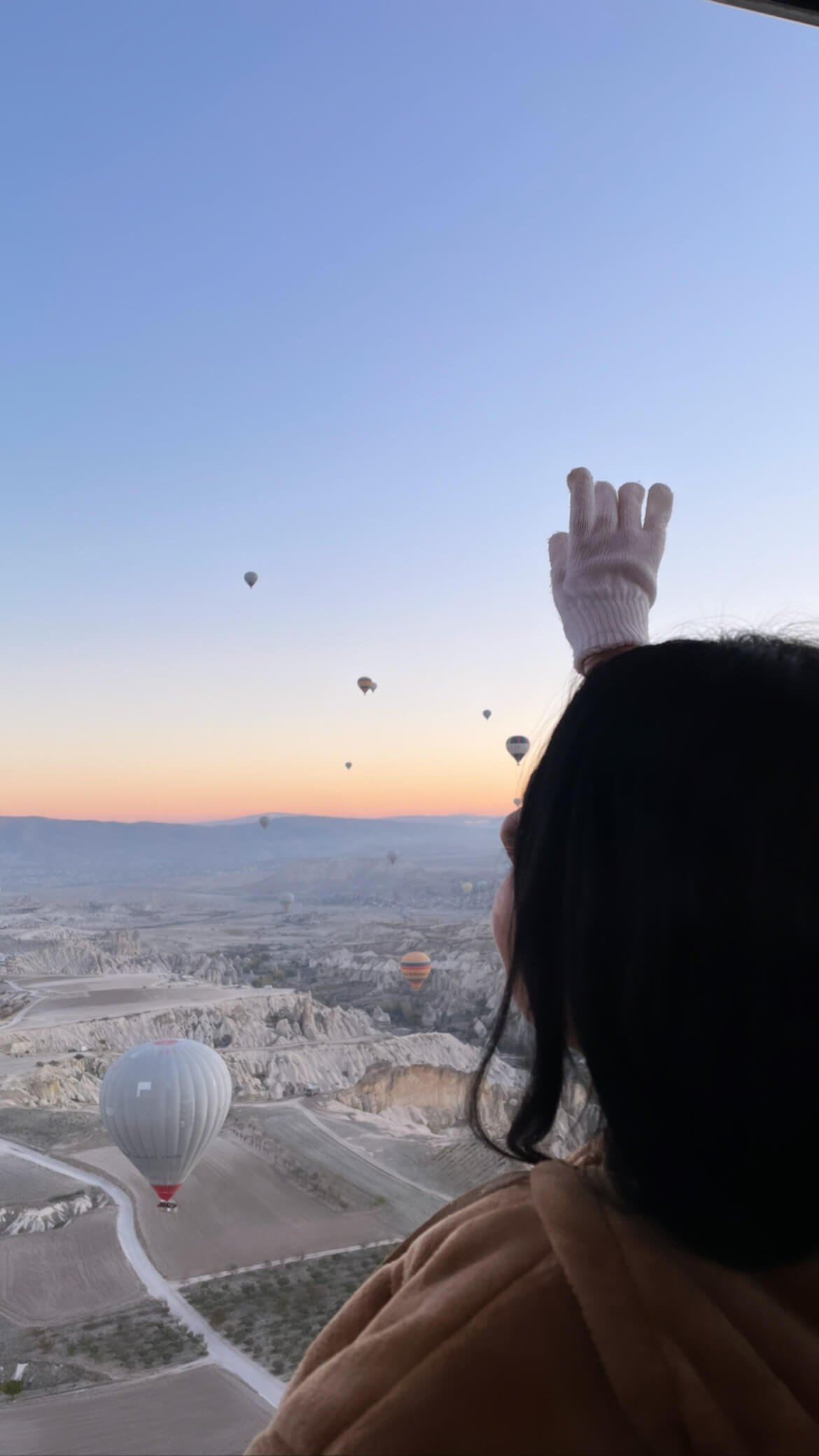 Contemplando los globos aerostáticos al amanecer, uno de los sitios más conocidos en Turquía