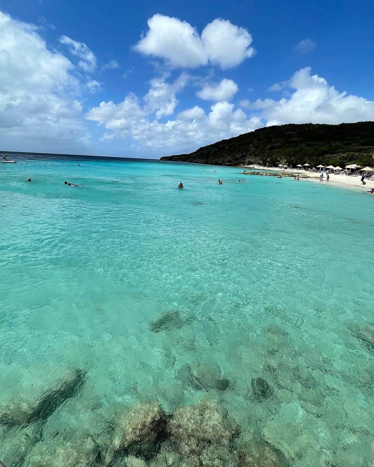 Vista de la playa Porto Mari con sus aguas turquesa y arena blanca en Curazao