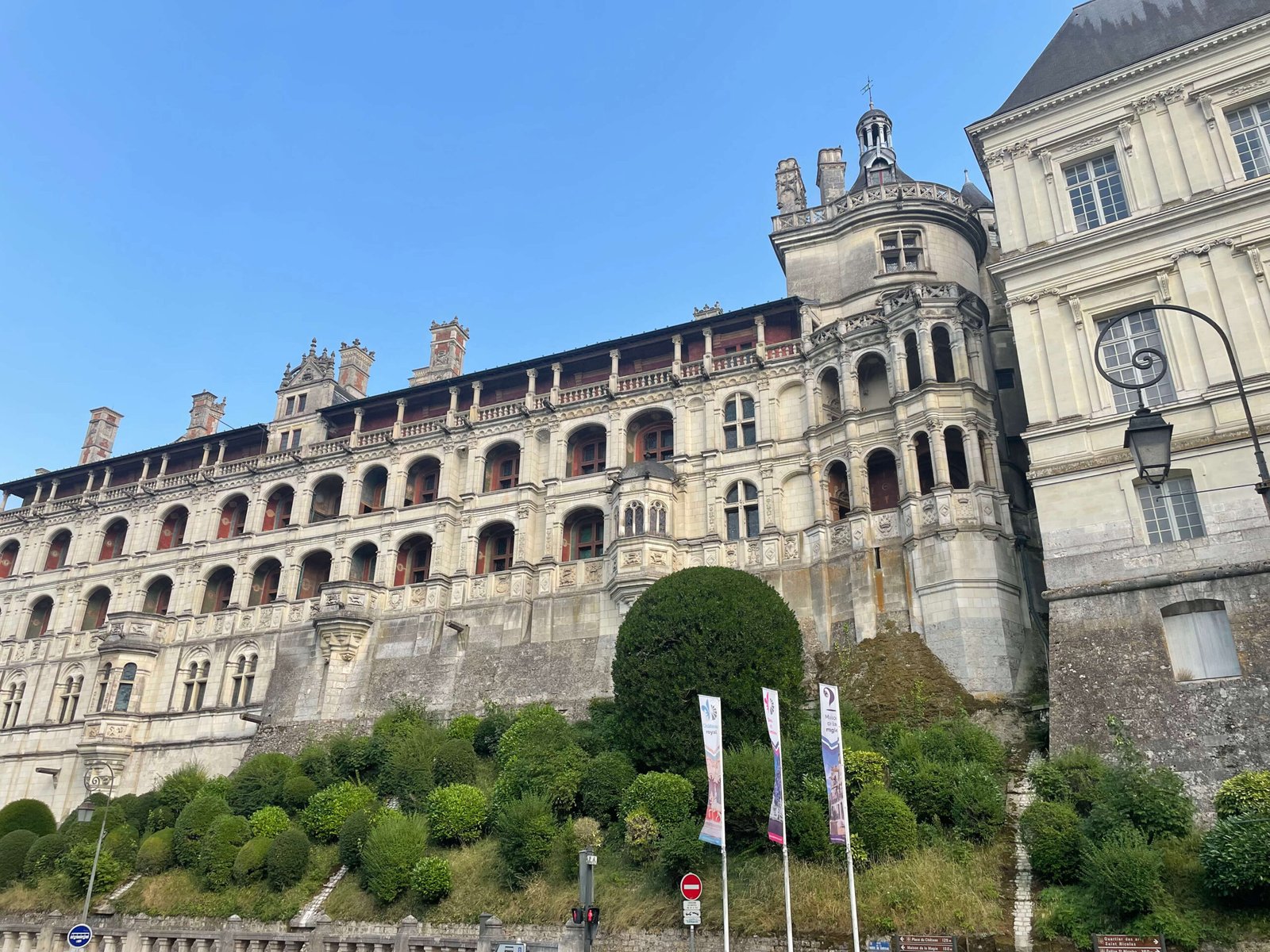 Castillo Real de Blois, uno de los monumentos más emblemáticos del Valle del Loira y un destino imperdible en tu viaje por Francia. Este castillo, ubicado en el centro histórico de la ciudad de Blois, combina estilos gótico, renacentista y clásico, reflejo de las distintas épocas.