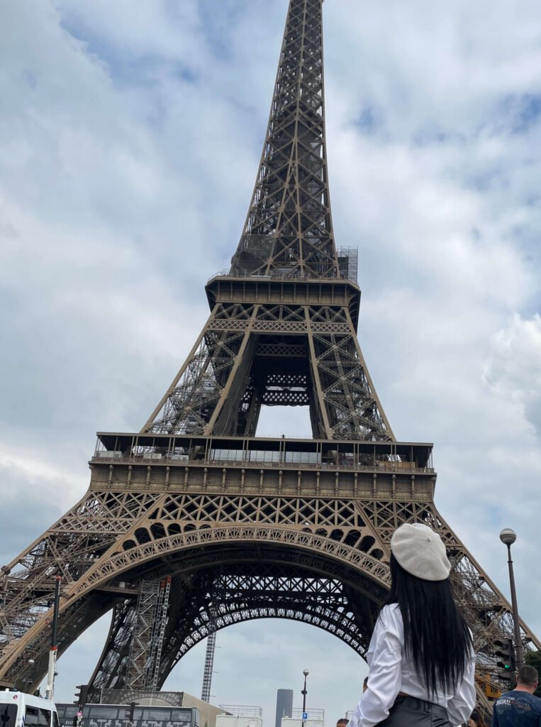 Mujer mirando la Torre Eiffel de día durante su viaje por París