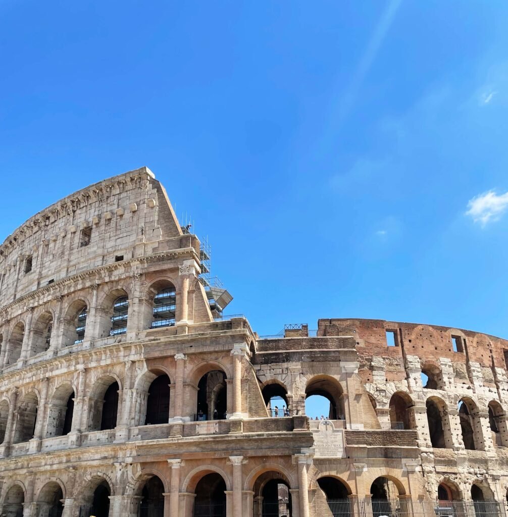Vista del Coliseo de Roma en un día soleado, uno de los monumentos más emblemáticos que ver en Roma