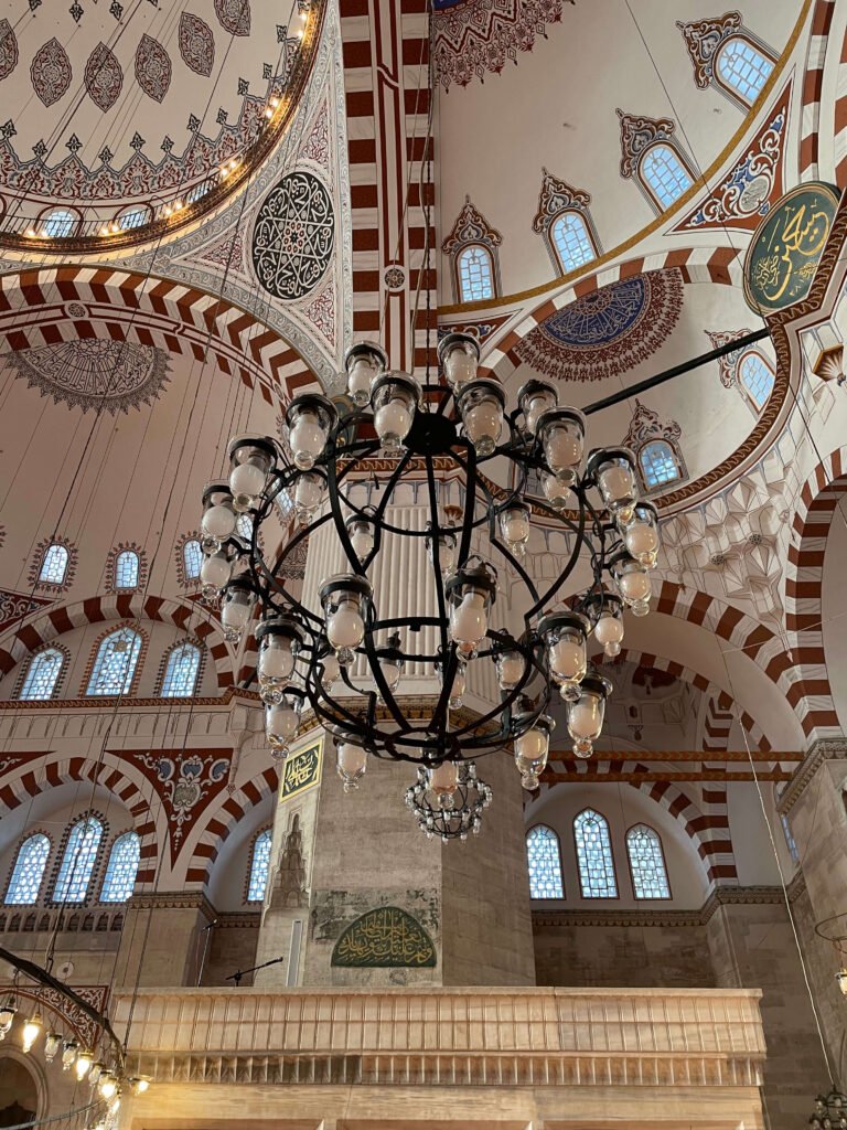 Cúpula decorada con azulejos y vidrieras del interior de la icónica Mezquita Azul en Estambul, Turquía