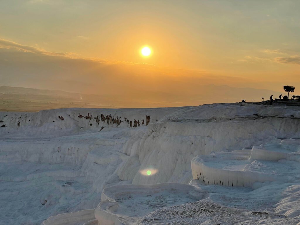 Formaciones de terrazas blancas de Pamukkale, conocidas como el Castillo de Algodón, Turquía