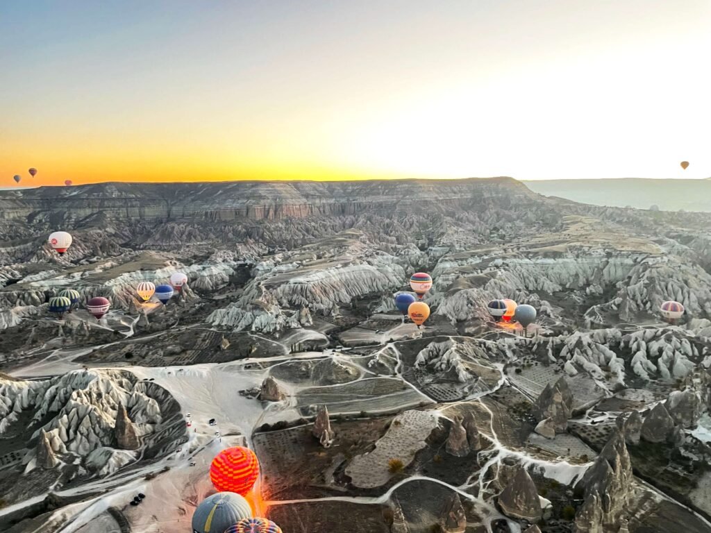 Vista panorámica de los globos aerostáticos sobre Capadocia al amanecer, Turquía