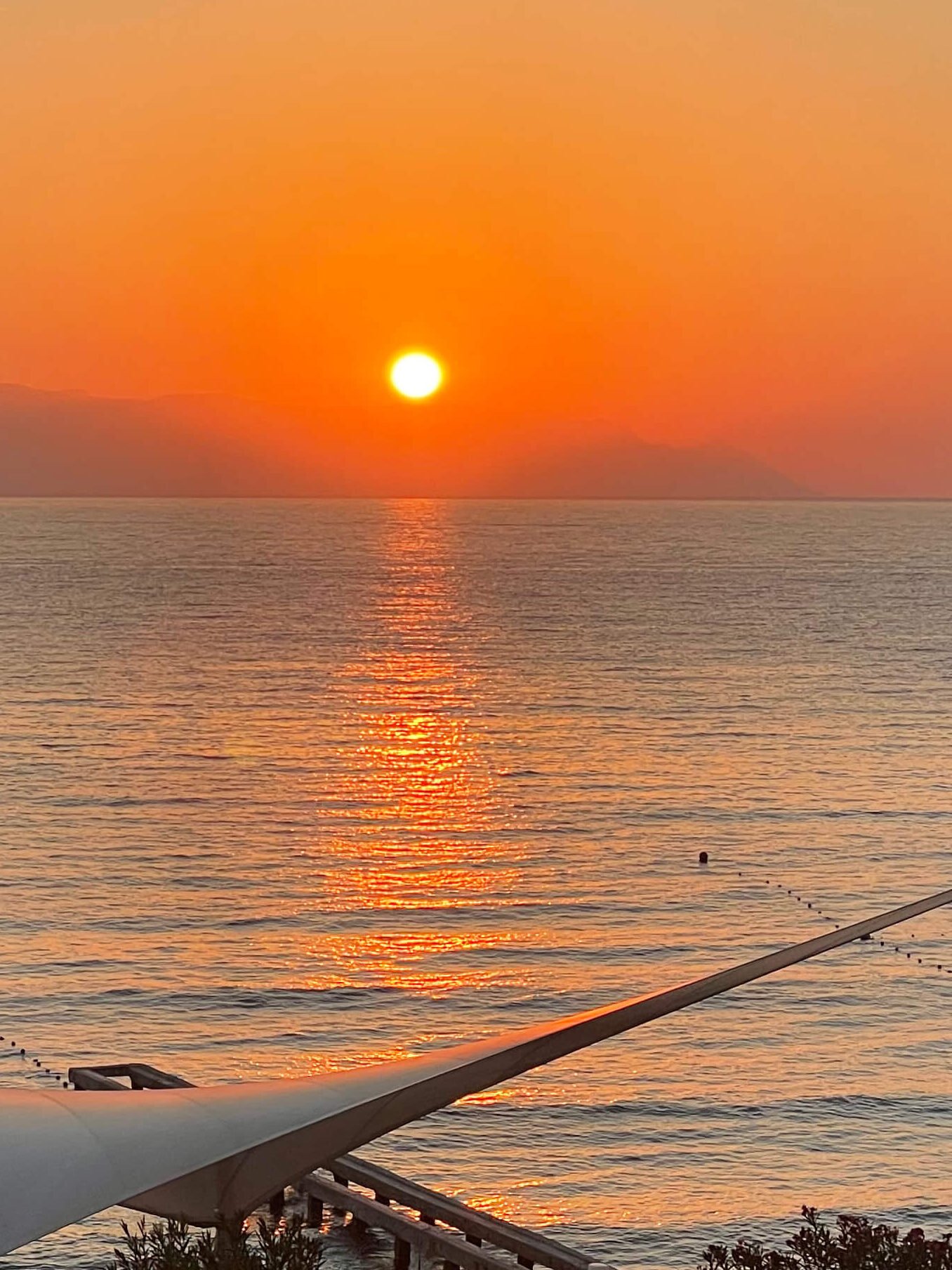 Paseo marítimo de Kordon en İzmir, con una espectacular puesta de sol, Turquía