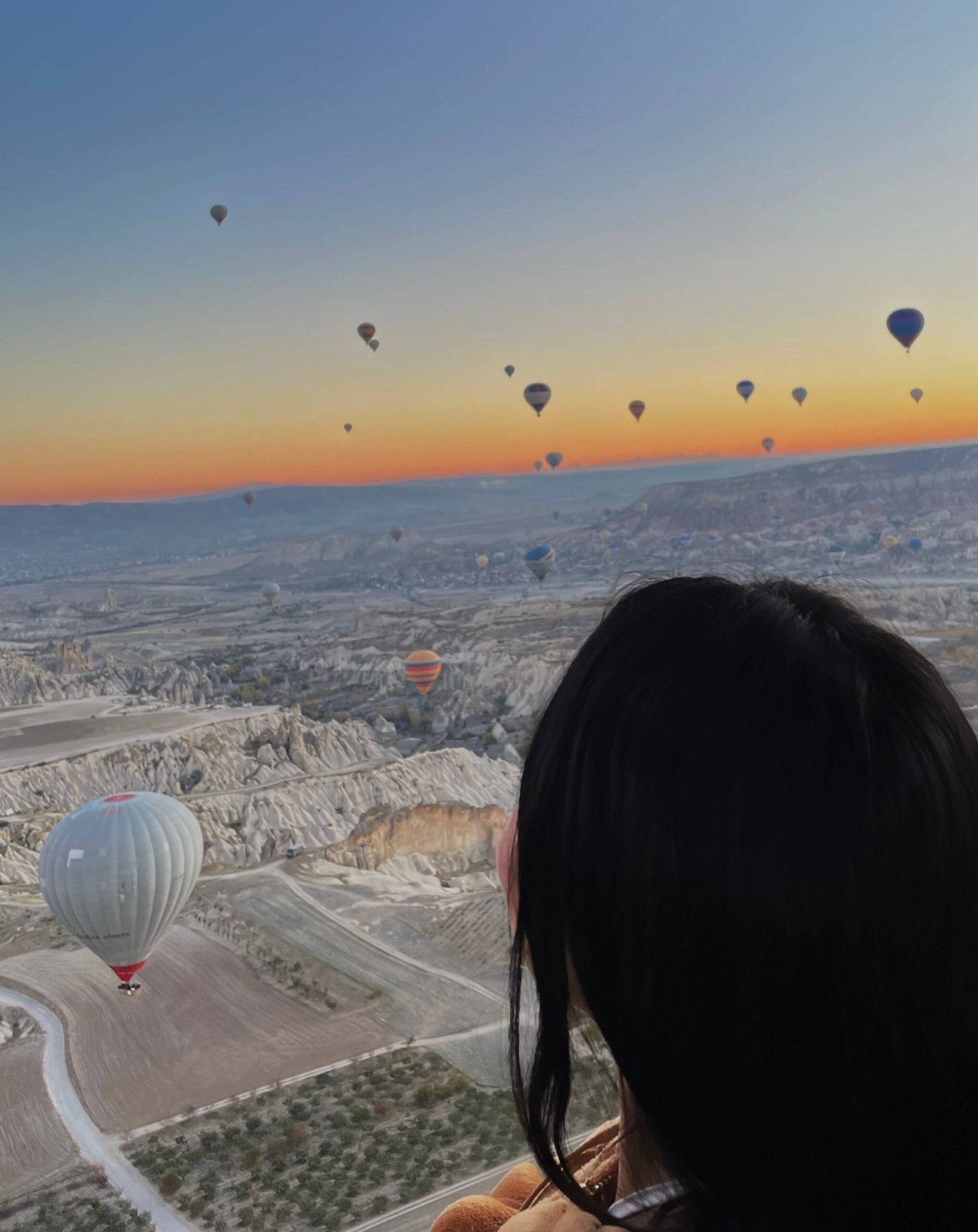 Vista panorámica de globos aerostáticos al amanecer sobre las formaciones rocosas de Capadocia, Turquía. Blog de Viajes