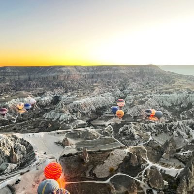 Vista panorámica de los globos aerostáticos sobre Capadocia al amanecer, Turquía